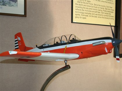 空軍T-34教練機岡山基地墜毀 2名飛行員殉職