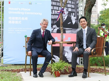 哈維爾的長椅揭幕　蔣萬安盼政黨間對話合作