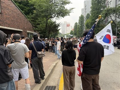 韓國首爾投票所選票不足爭議　示威群眾仍未散去
