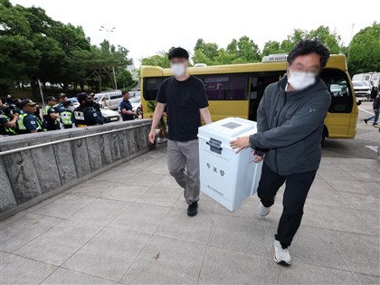 韓國警方突破示威者封鎖　時隔35小時運出投票箱
