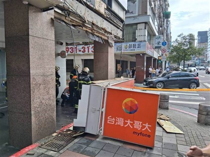 北市東區電信業者招牌掉落　2女被砸傷3機車受損
