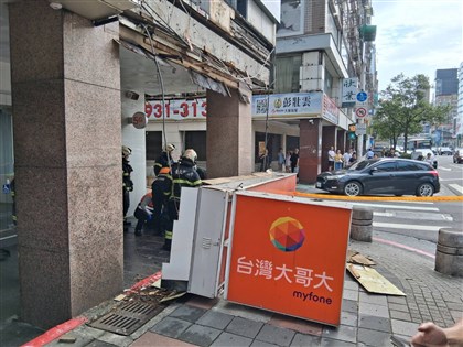 北市東區電信業者招牌掉砸2路人　建管處開罰24萬