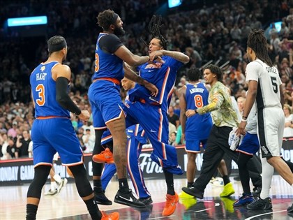NBA總冠軍賽溫班亞馬關鍵失誤飲恨　尼克頂住馬刺反撲奪2連勝[影]