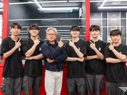 黃仁勳訪韓掀旋風 韓媒解析他如何擄獲年輕人的心