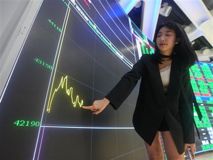 台股黑色星期一暴跌　傳多家券商系統負荷大、報價延遲