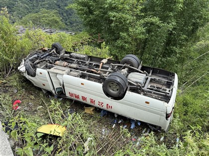 中巴翻落邊坡查為無照駕駛　鴻洲通運重大違規牌照全數吊銷