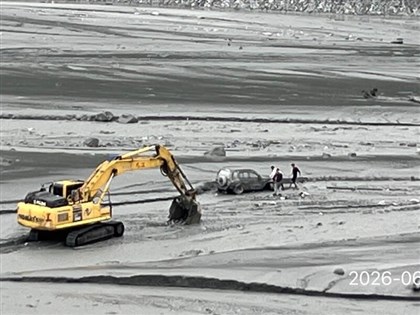 馬太鞍溪湍急沖走吉普車卡沙洲　工地主任失聯[影]