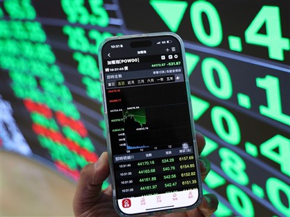 台股重挫1478點　收最低43225點失守月線