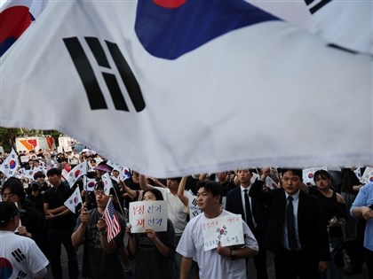 韓國投票所選票發光 數萬民眾上街怒吼重選
