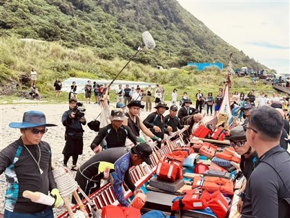 蘭嶼達悟族拼板舟首航巴丹島　300年航道重現[影]