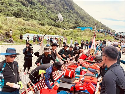 蘭嶼拼板舟重現300年航道 下午抵達菲律賓巴丹島