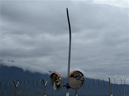 花蓮基地F-16V進場高度過低機輪擦撞路燈　空軍：賠償復原、專案調查