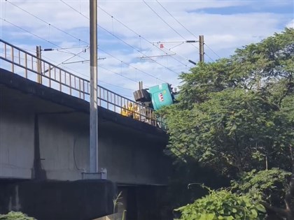 工程怪手翻覆卡鐵軌　台鐵苗栗至竹南段列車延誤