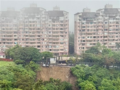 午後大雨新北新店涵煙翠社區前土石坍方 多輛汽機車掉落