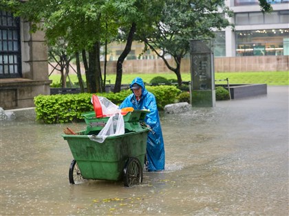 北市豪雨釀41件災情多處積淹水　2人遭雷擊意識清醒送醫[影]
