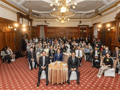 早安世界》總統與外媒茶敘　重申兩岸互不隸屬、維持和平穩定現狀