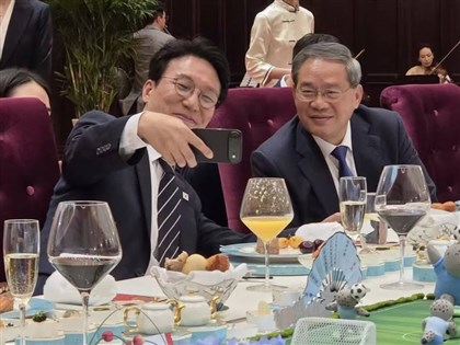 南韓總理金民錫訪中  與中國總理李強自拍