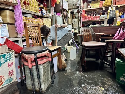 彰化停電逾1.6萬戶　部分地區積淹水店家忙清理