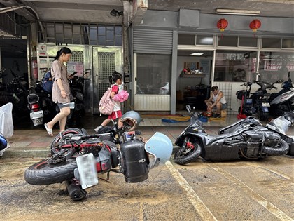 北市降豪雨　內湖多處積淹水、土石流波及1汽車