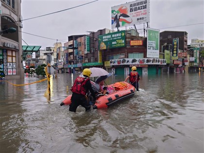 台南豪雨災情部分地區水深及腰　仁德交流道交通受阻