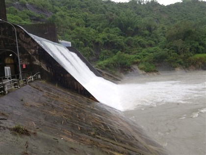 南化水庫滿水位溢流　曾文水庫蓄水率重回5成