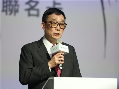 郭明鑑兼職引關注　請辭國泰世華銀董事長