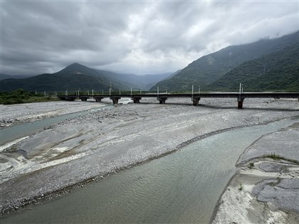 降雨量下修萬里溪堰塞湖解除黃色警戒　保全戶可返家