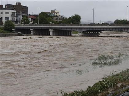 雙颱風挾豪雨襲日本　西日本馬路龜裂、水淹車窗