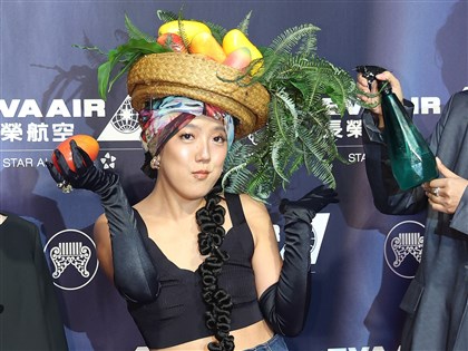 李竺芯頂台灣芒果籃登金曲紅毯  白冰冰頂12克拉鑽皇冠壓軸