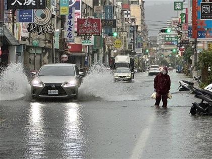 彰化豪雨14鄉鎮市淹水警戒　員林多處水深及小腿[影]