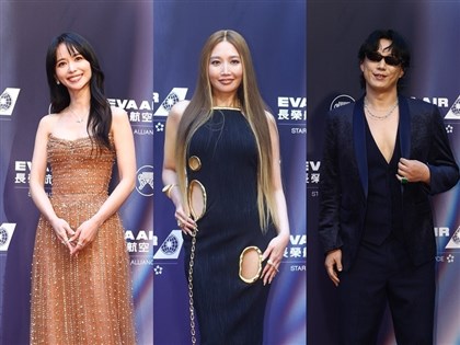 A-Lin登金曲紅毯削肩黑洋裝性感亮相　蕭煌奇深V西裝秀線條【圖輯】