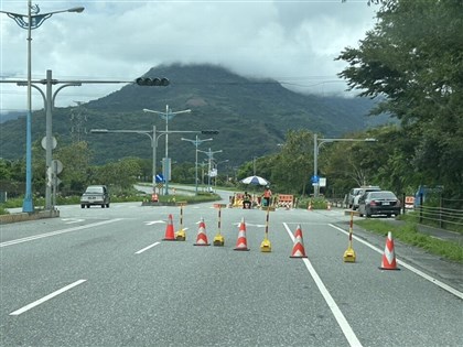萬里溪堰塞湖仍紅色警戒　萬里溪橋管制通行