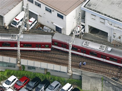 日本電車在京都站內脫軌　兩節車廂橫向錯位