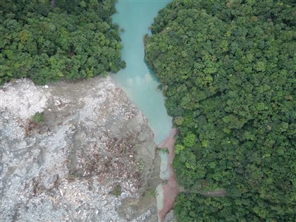 萬里溪堰塞湖風險未解除 湖區右岸崩塌地邊坡仍不穩
