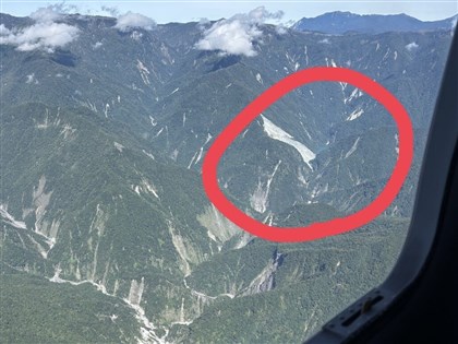 萬里溪堰塞湖壩體增高、最大蓄水量恐上修 短時間內降挖導流不可行