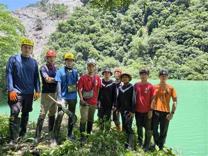 萬里溪堰塞湖9人特遣隊帶回現地畫面 完成勘查後吊掛下山