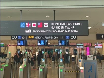 布拉格機場：移除各國國旗　台灣人自動通關資格未變