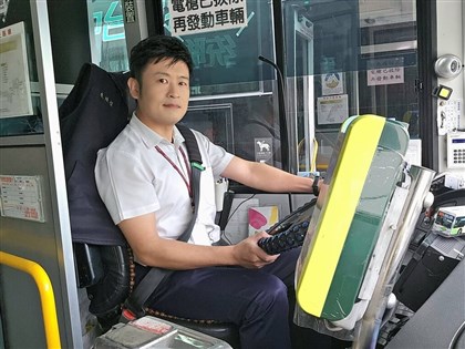 客運駕駛拾獲娃包還幫修復掛鉤　高中生連聲道謝
