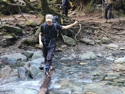 籌拍三叉山事件 魏德聖踏上當年搶救山路尋飛機殘骸