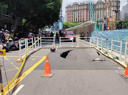 北市敦化北路巷弄現天坑瓦斯外洩　緊急疏散民眾