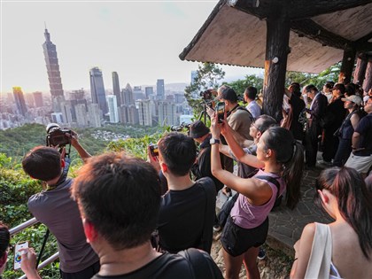 強颱巴威持續近台未減弱　10日清晨發布陸警