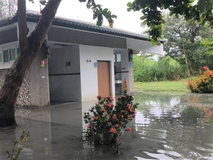 海水倒灌台東森林公園　縣府封閉綠水橋出入口