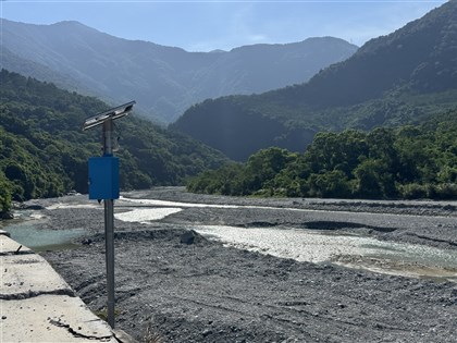 萬里溪堰塞湖紅色警戒 台9線萬里溪橋管制通行