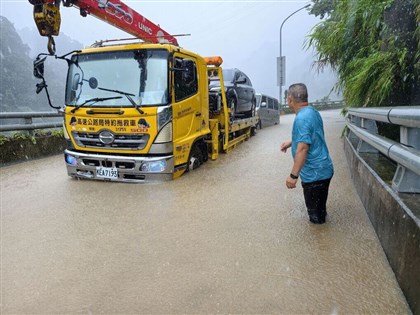 苗栗縣泰安苗62線淹慘 車輛拋錨、泡湯客暫避飯店