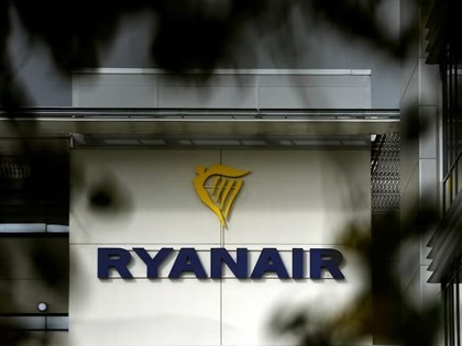 瑞恩波音737客機窗戶脫落　乘客半身被吸出機外