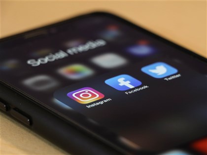 英國宣布青少年社群媒體宵禁　深夜至清晨禁止使用