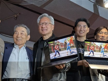 不忘30年前救命之恩 黃仁勳親赴秋葉原感謝SEGA與恩人同框