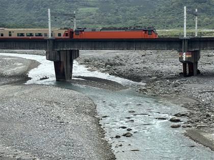 萬里溪堰塞湖紅色警戒 台鐵中午前列車正常行駛