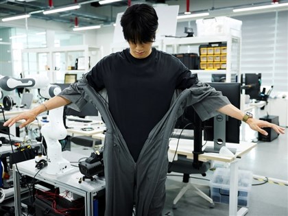 韓美團隊發表自動穿衣機器人　可望用於半導體無塵室[影]