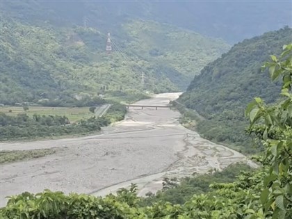 萬里溪堰塞湖水位上升趨緩 萬榮保全戶返家餵家禽